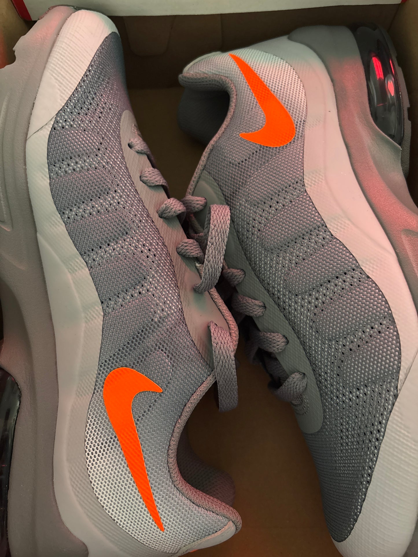 Nike Air Max Invigor in grau/orange, Größe 40