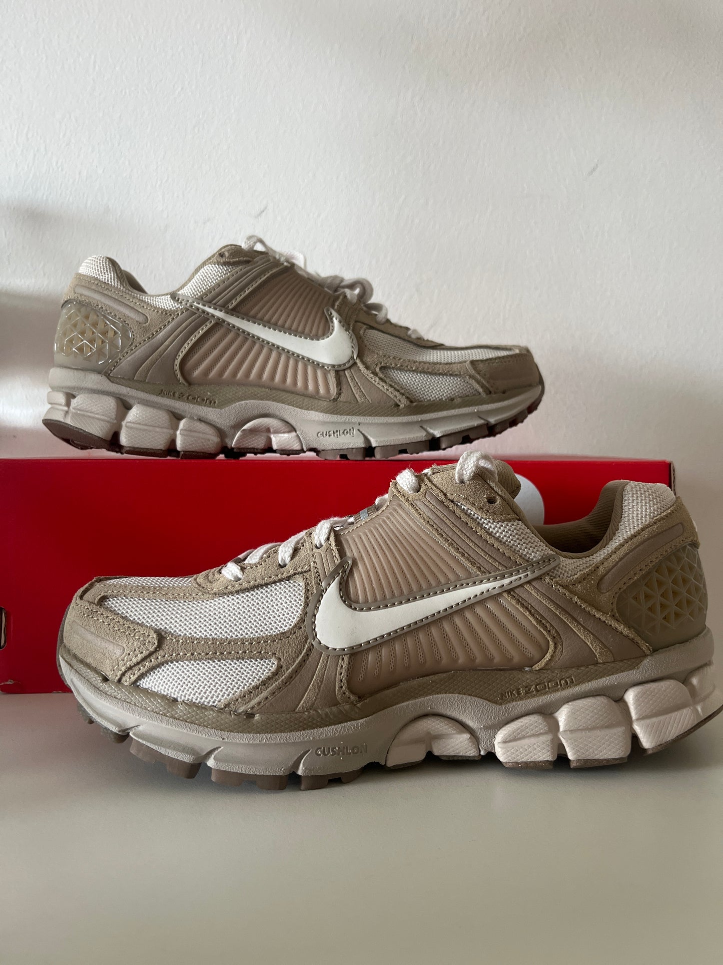 Nike Zoom Vomero 5 in verschiedenen beigetönen,Größe 38,5