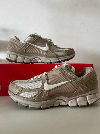 Nike Zoom Vomero 5 in verschiedenen beigetönen,Größe 38,5