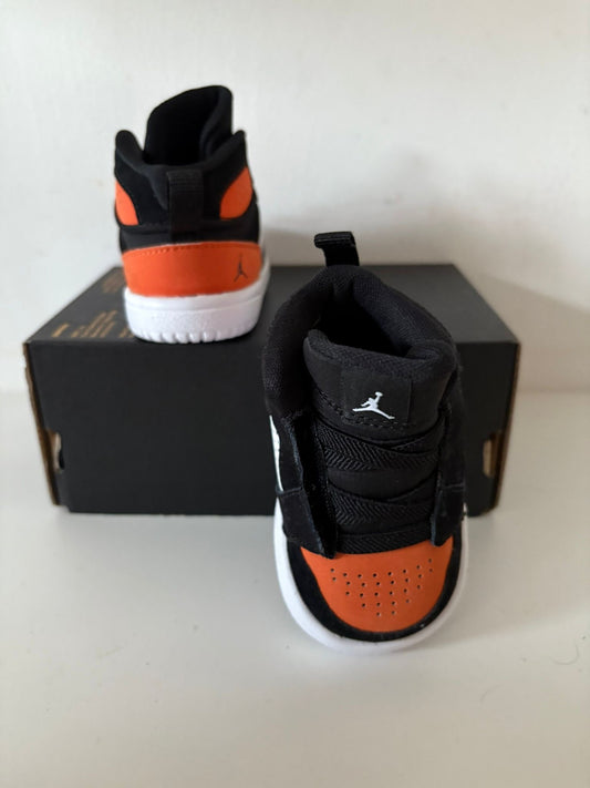 Nike Jordan Access in schwarz/weiss/orange, Gr. 17