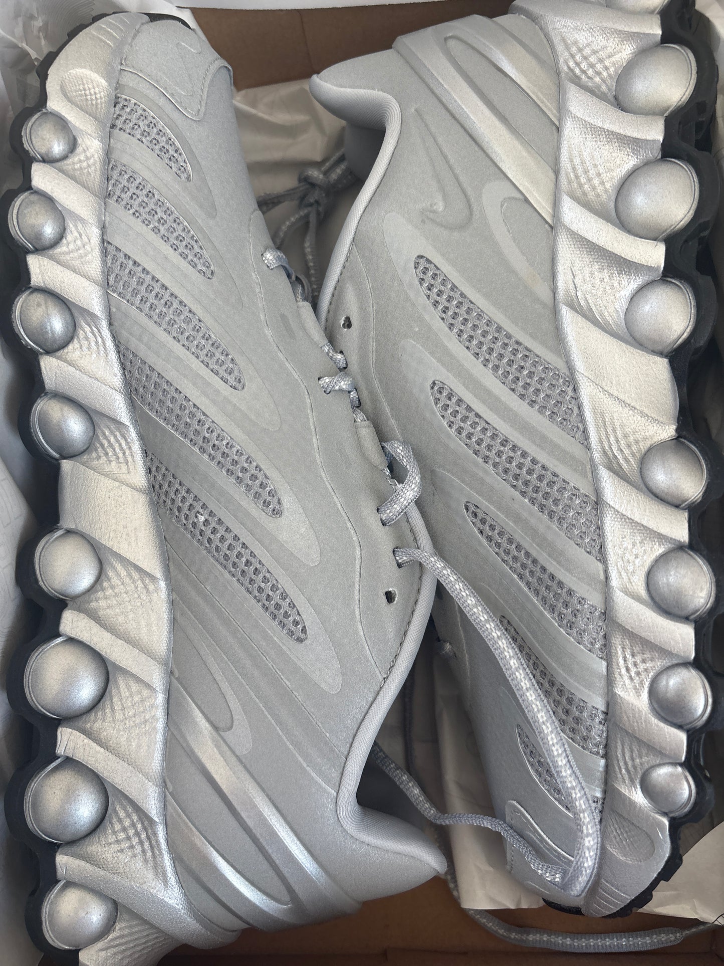 Nike Air Max DN8 in silber, Größe 42