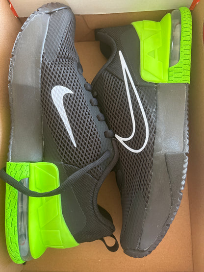 Nike Air Max Alpha Trainer 6, schwarz/grünton in Größe 41