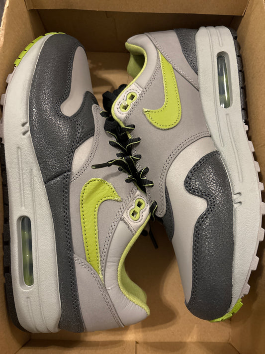 Nike Air Max 1 verschiedene Grautöne/grün, Gr. 41