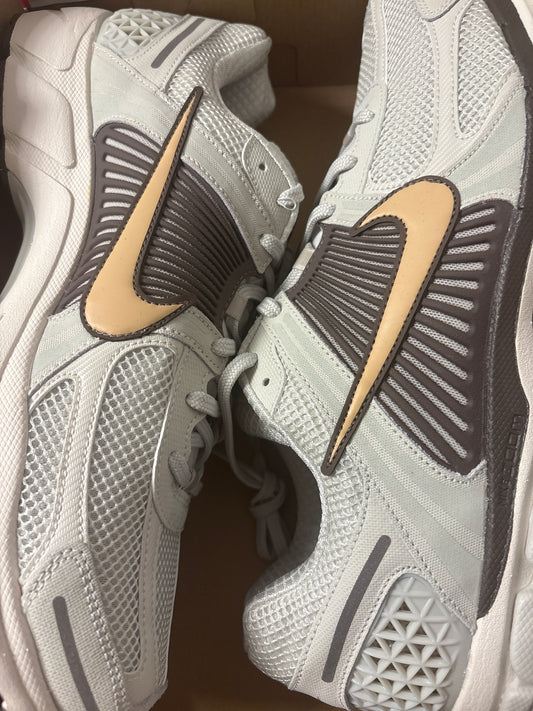 Nike Zoom Vomero 5 in grau/braun, Größe 47