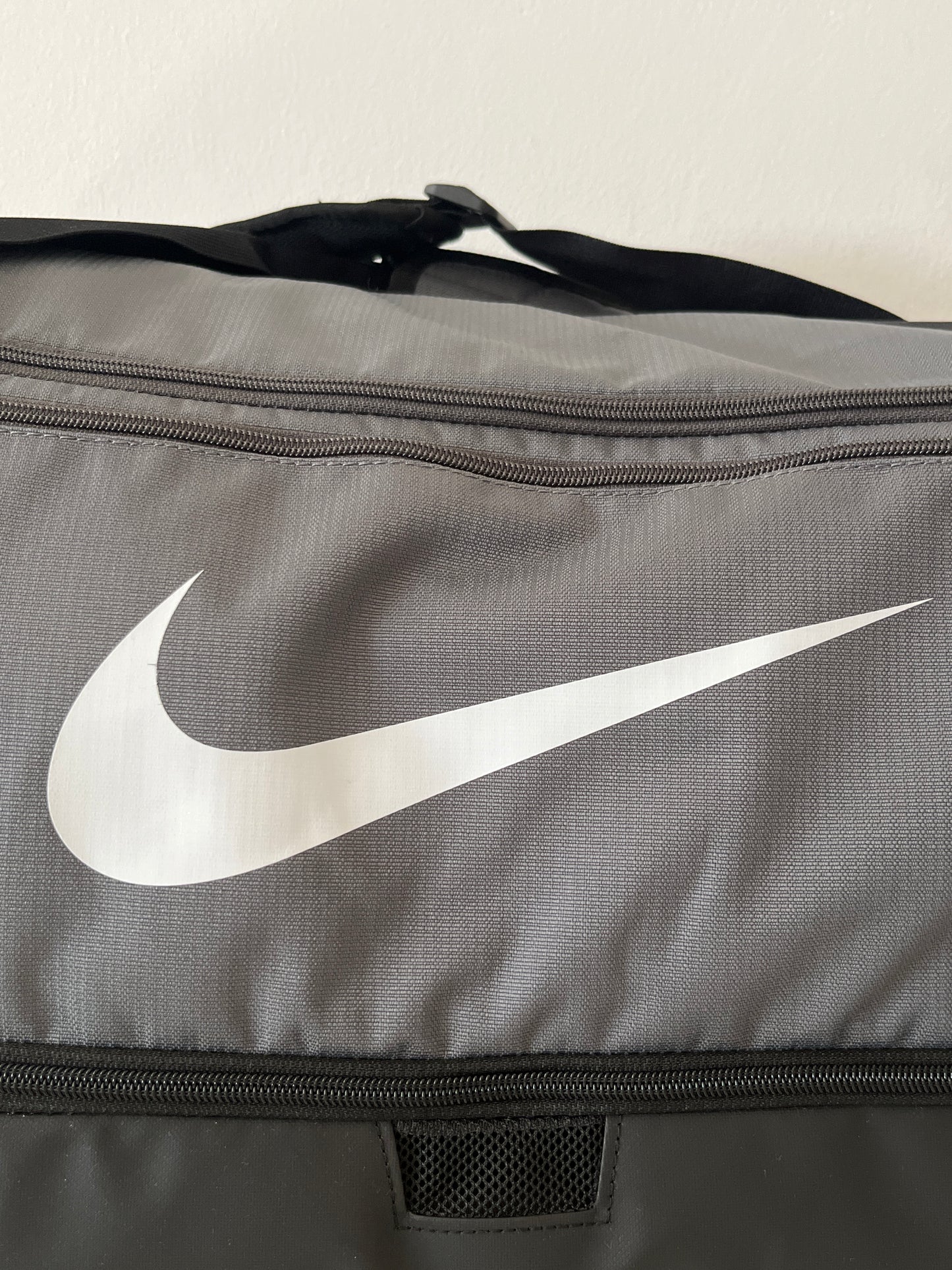 Nike Sporttasche in schwarz/grau, 60 Liter