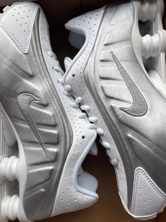 Nike Shox R4 in silber/weiss, Größe 38,5