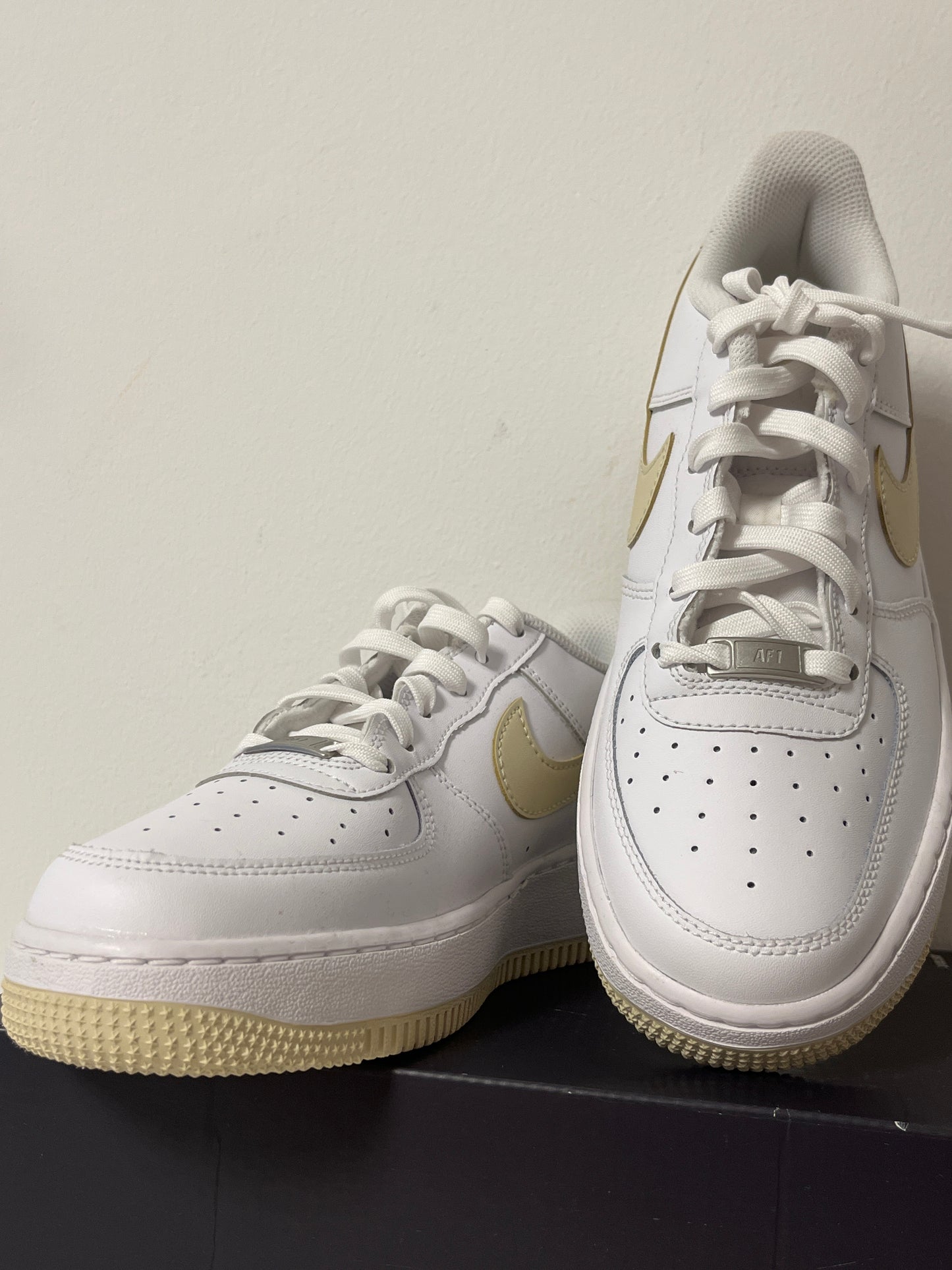 Nike Air Force 1 '07 in weiß/beige, Größe 39