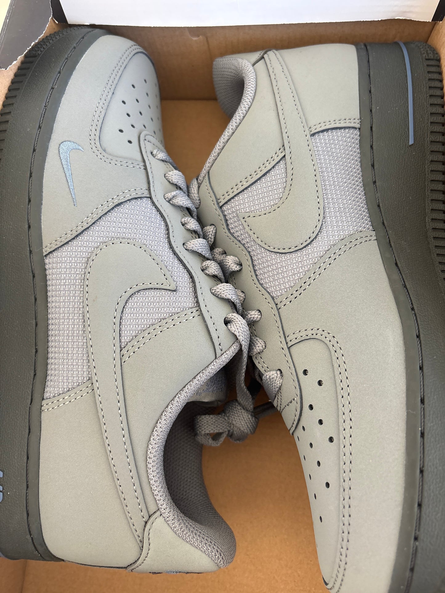 Nike Air Force 1 in grau/schwarz, Größe wählbar