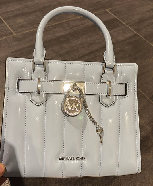 Michael Kors Hamilton Tasche klein in hellblau glänzend