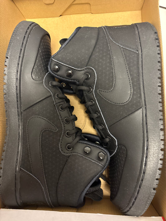 Nike Court Borough MID in schwarz, Größe wählbar