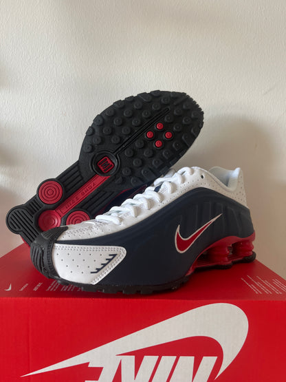 Nike Shox R4 in dunkelblau/rot/weiß, Größe 40,5