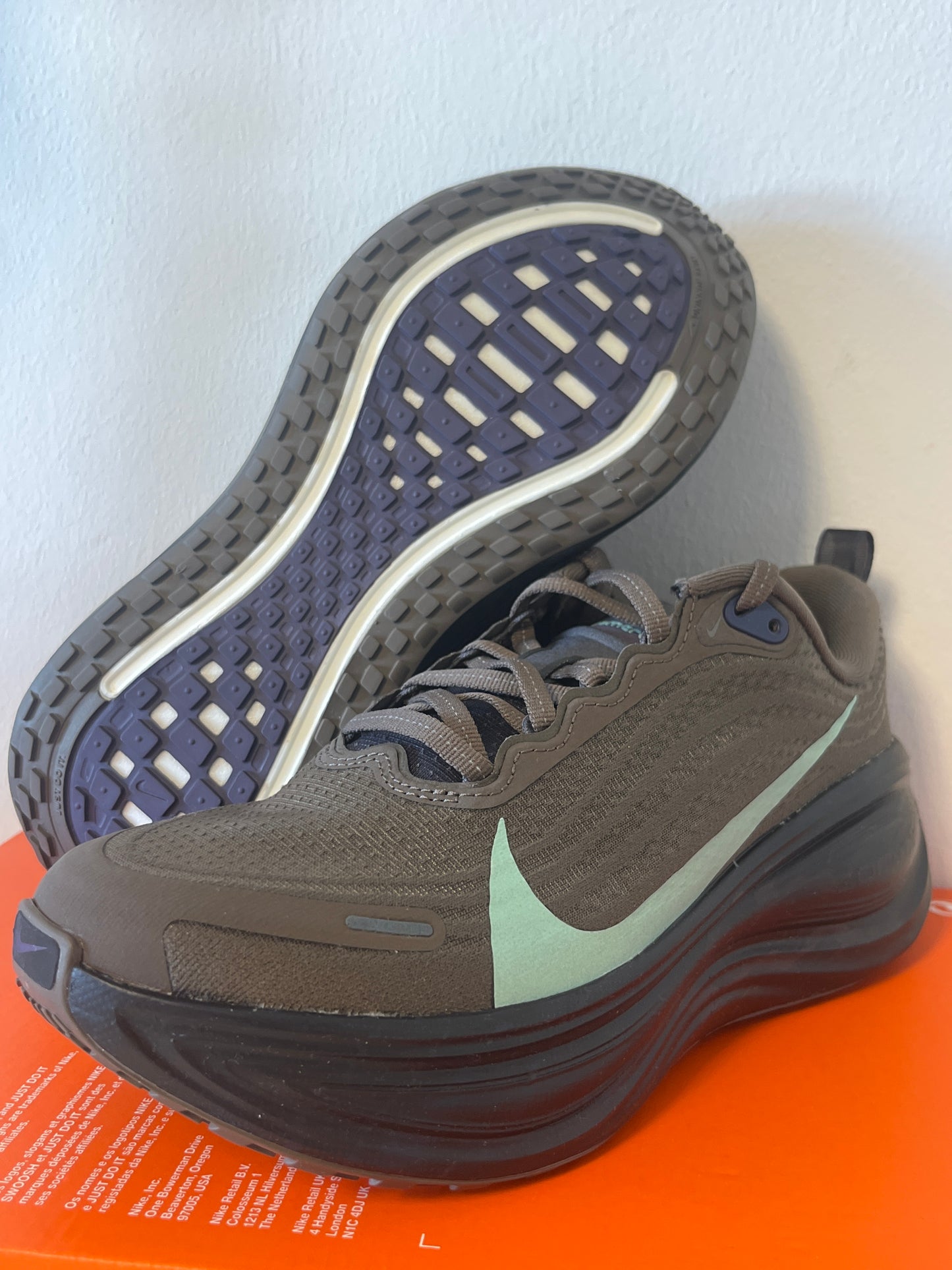 Nike Vomero Plus in braun/schwarz/mint mit lila Details, Größe 38,5
