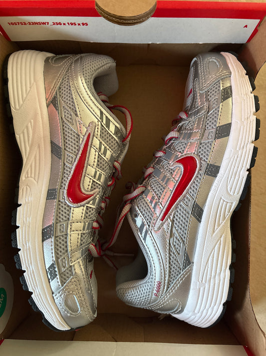 Nike P-6000, rot/silber, Größe 33