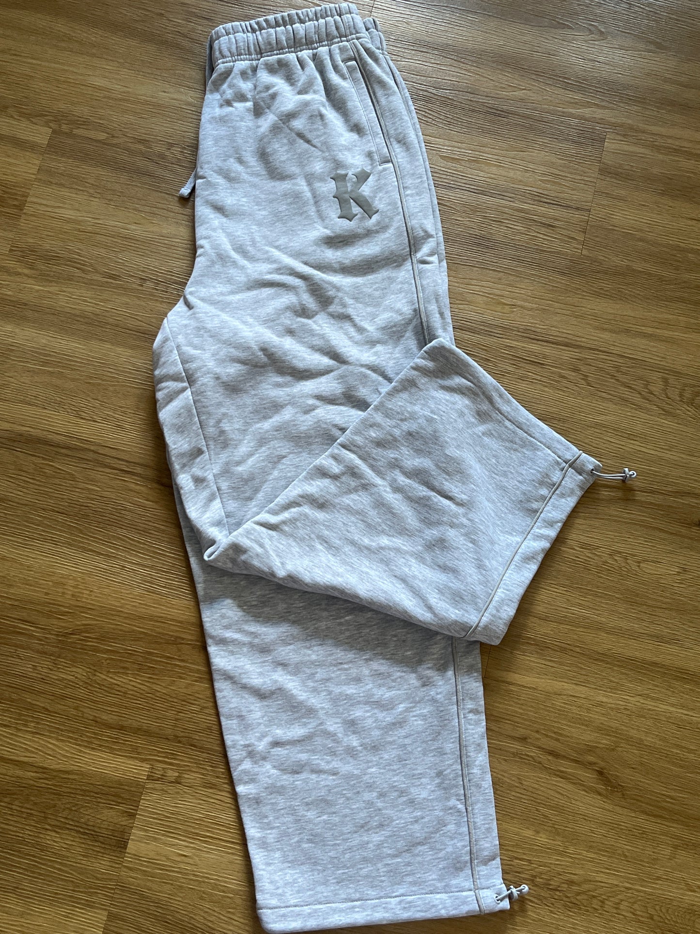 Karl Kani Jogginghose in grau mit verstellbarem Saum, Größe L