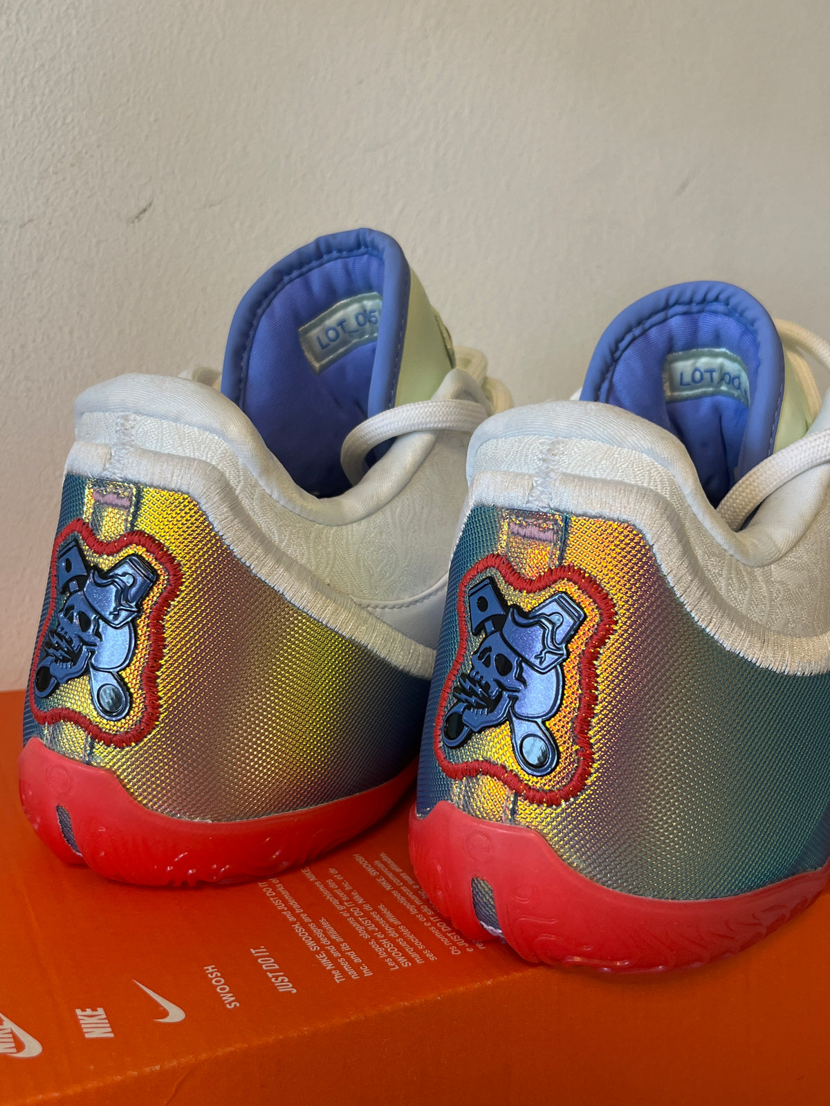 LeBron 23 in weiß/bunt (schimmernd) mit goldenen Details + Schuhbeutel und Buch, Größe 45