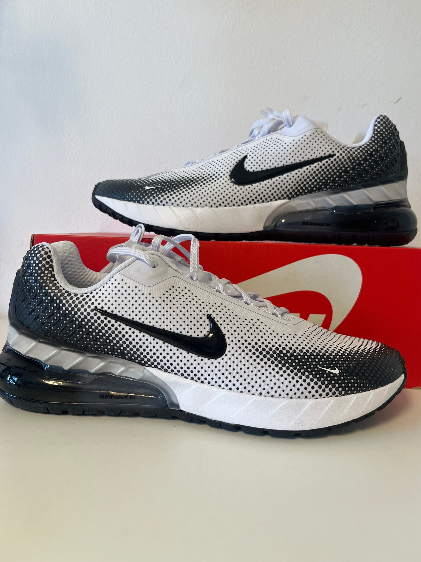 Nike Air Max Phoenix in weiß/schwarz, Größe 42,5