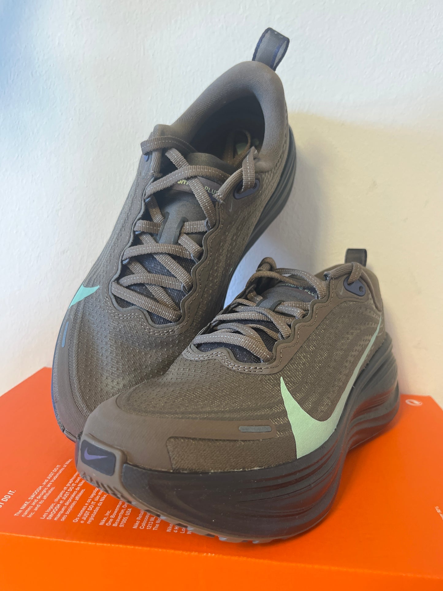 Nike Vomero Plus in braun/schwarz/mint mit lila Details, Größe 38,5