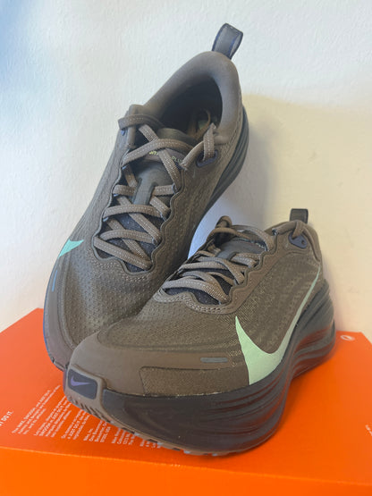 Nike Vomero Plus in braun/schwarz/mint mit lila Details, Größe 38,5