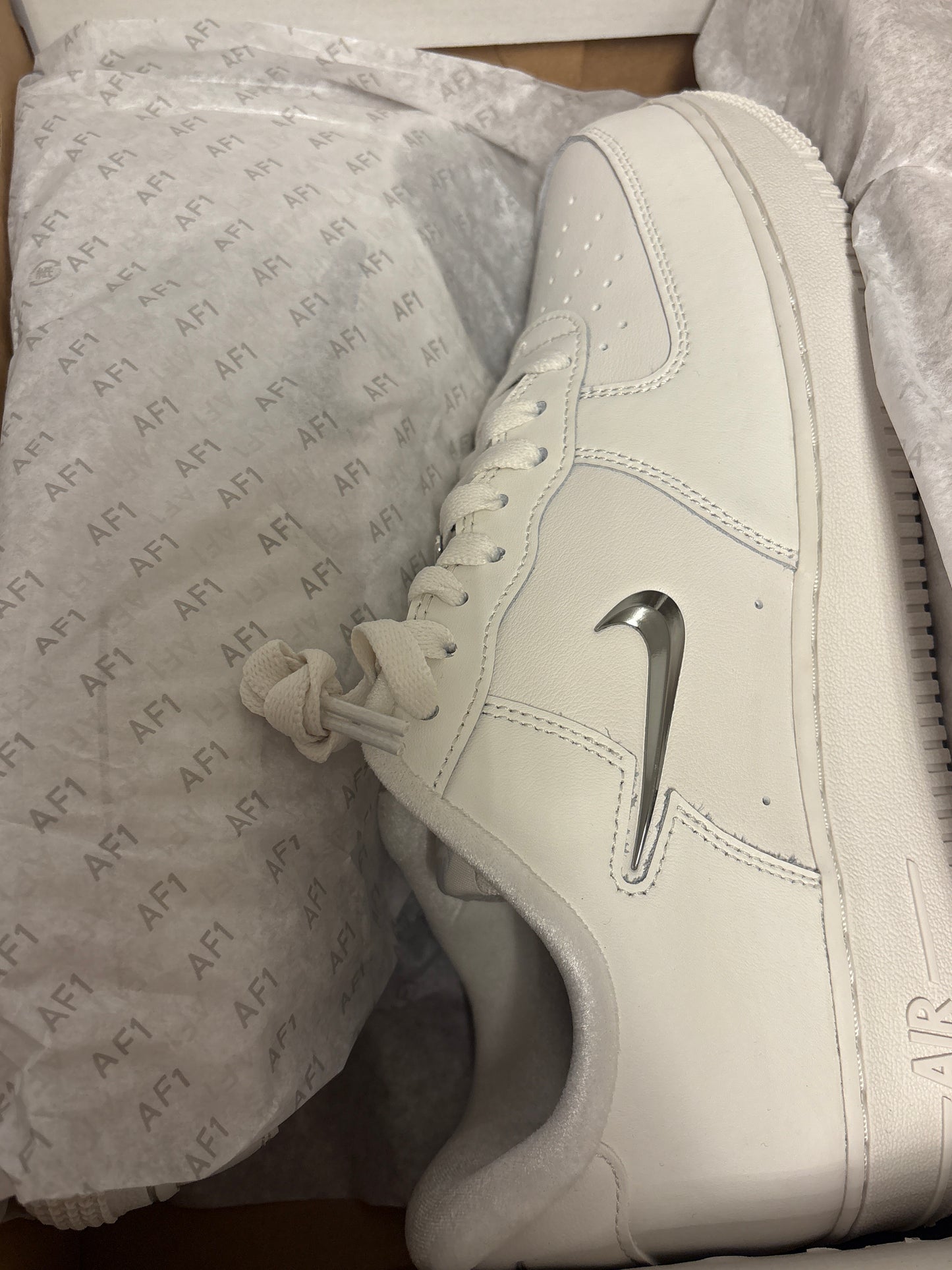 Nike Air Force 1 weiß mit silbernen Swoosh, Größe 42,5