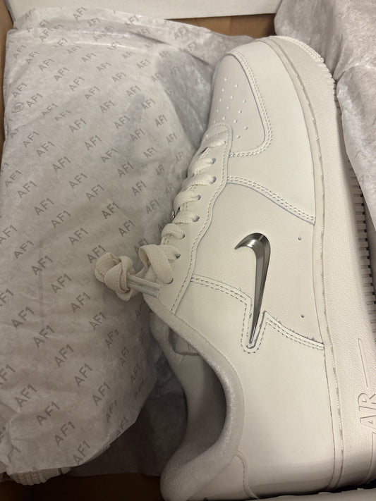Nike Air Force 1 weiß mit silbernen Swoosh, Größe 43