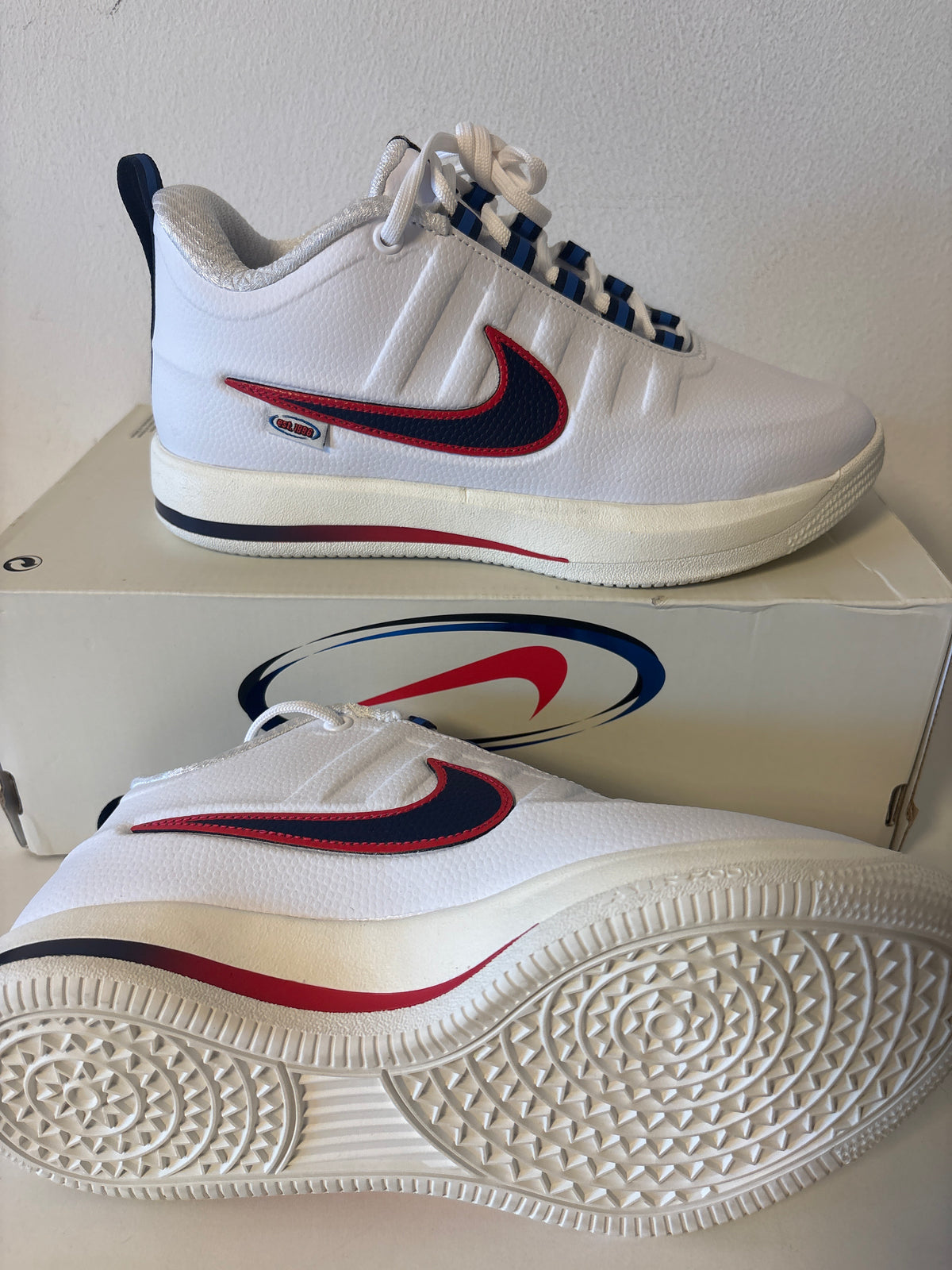 Nike Book 2 NRG, in weiß/blau/rot, Größe wählbar