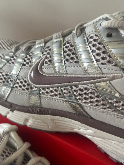 Nike P 6000 in Brombeere/weiss/grau/silber, Größe wählbar