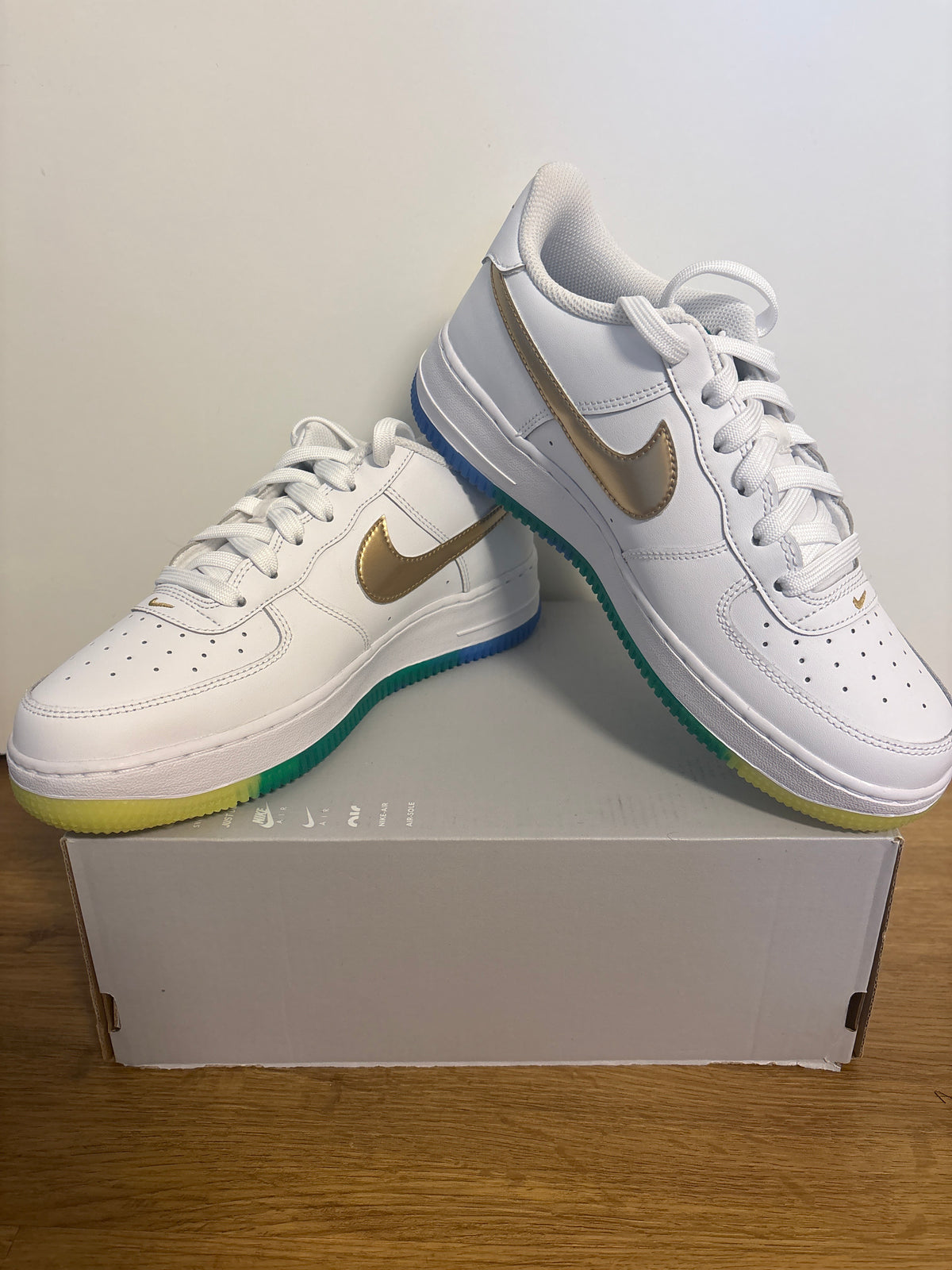 Nike Air Force 1 in weiß/verschiedene Farben, Größe 39