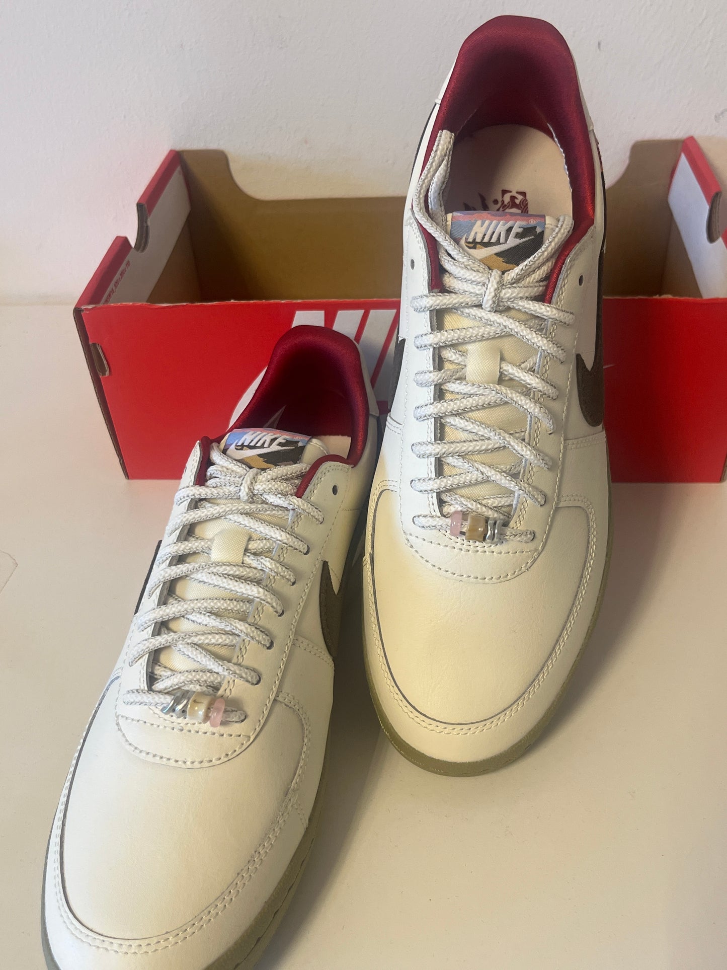 Nike General Field in beige/braun/rot mit Mustern, Größe 43