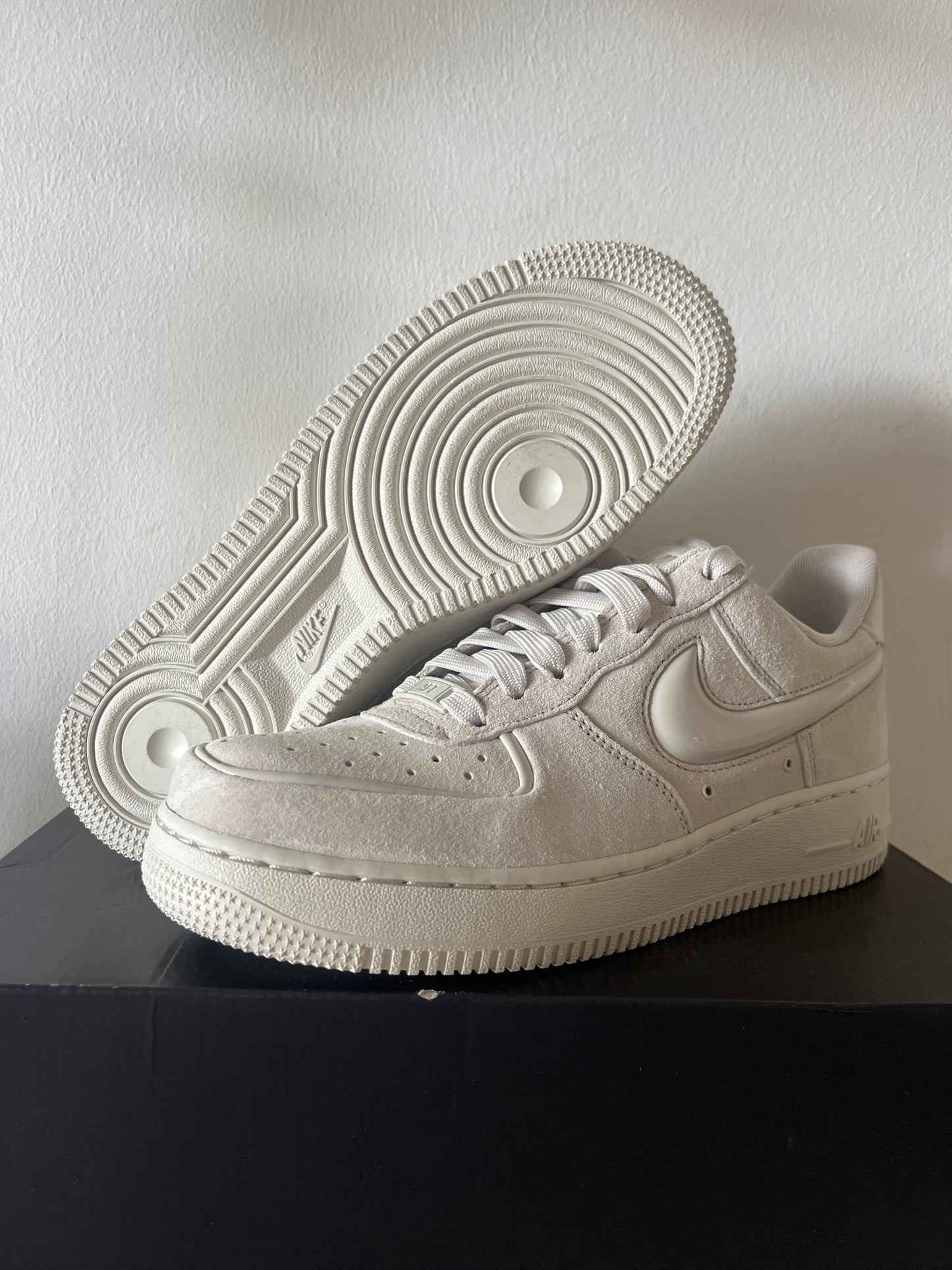 Nike Air Force 1 '07 in creme mit dickem Swoosh aus Wildleder, Größe 40