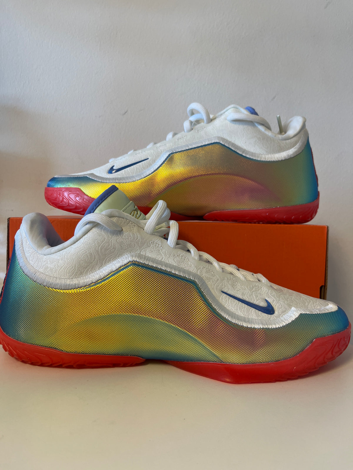 LeBron 23 in weiß/bunt (schimmernd) mit goldenen Details + Schuhbeutel und Buch, Größe 45