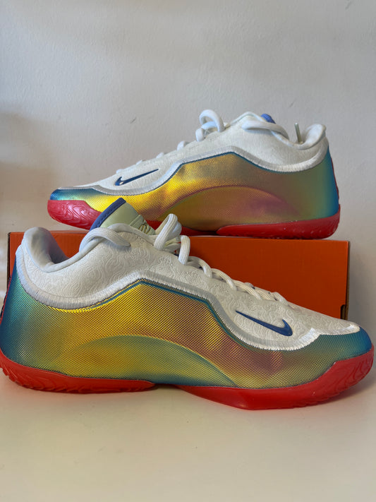 LeBron 23 in weiß/bunt (schimmernd) mit goldenen Details + Schuhbeutel und Buch, Größe 45