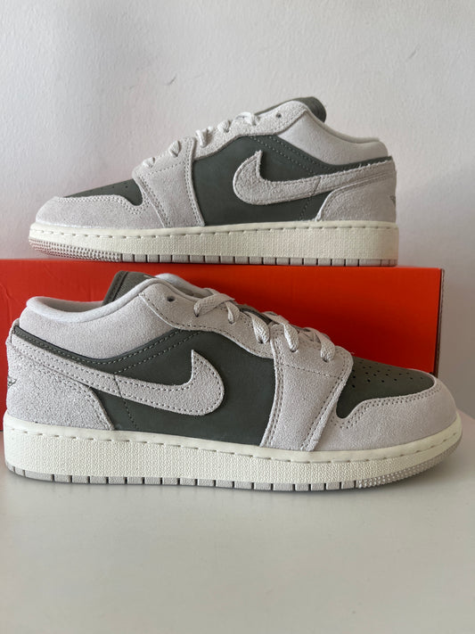 Air Jordan 1 low in creme/grün mit Wildleder, Größe 38,5