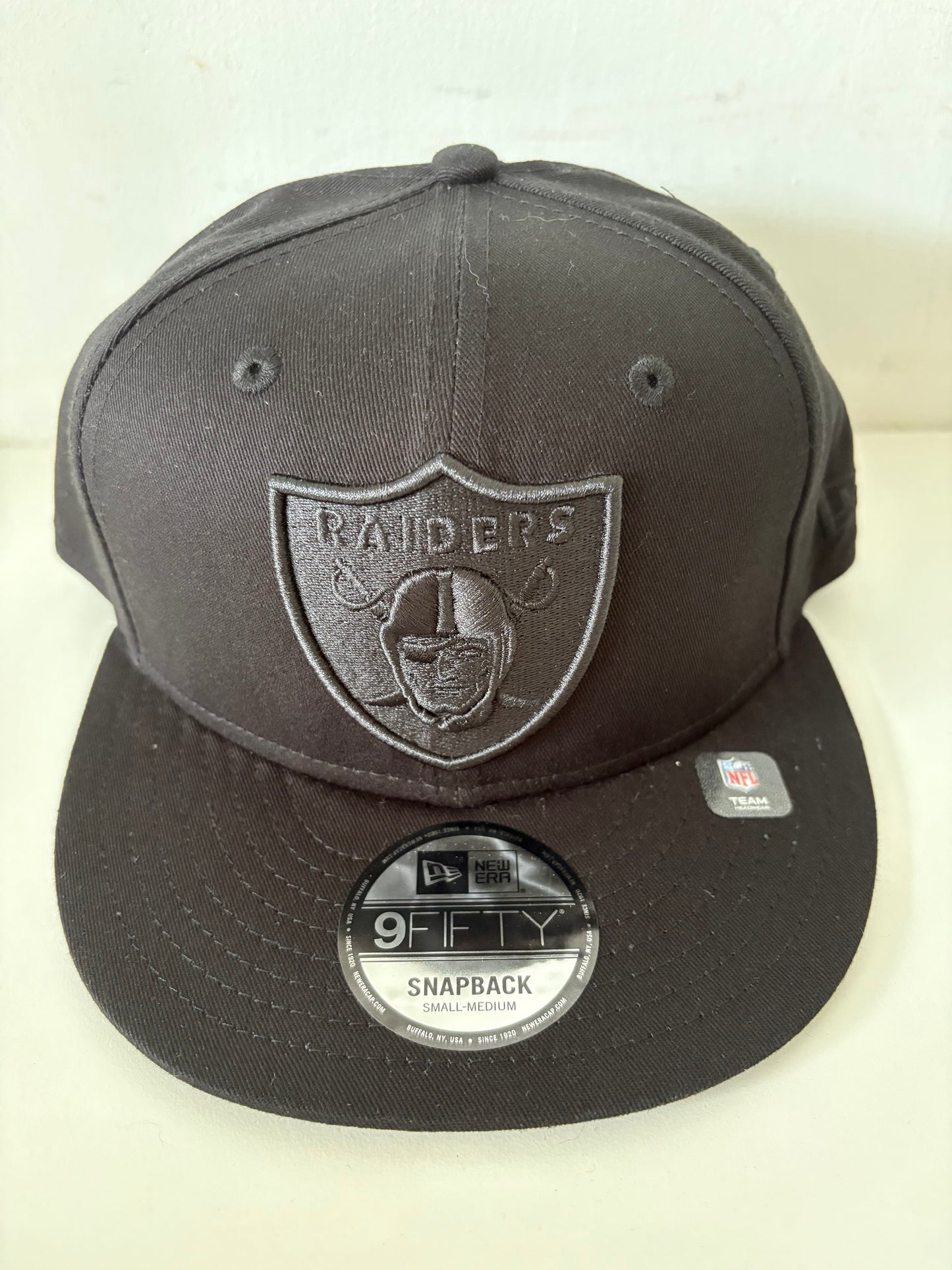 New Era Snapback Cap Oakland Raiders in komplett schwarz, Größe wählbar