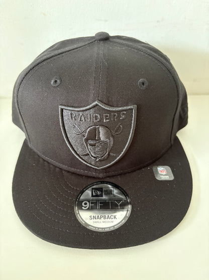 New Era Snapback Cap Oakland Raiders in komplett schwarz, Größe wählbar