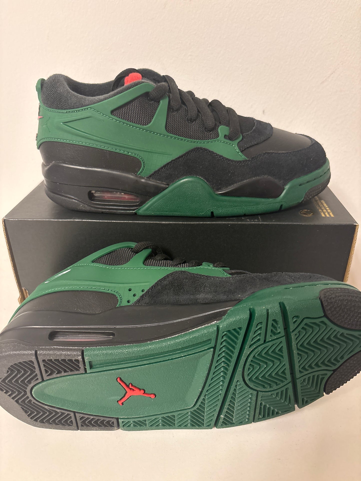 Nike Air Jordan 4 RM in schwarz/dunkelgrün, Größe 39