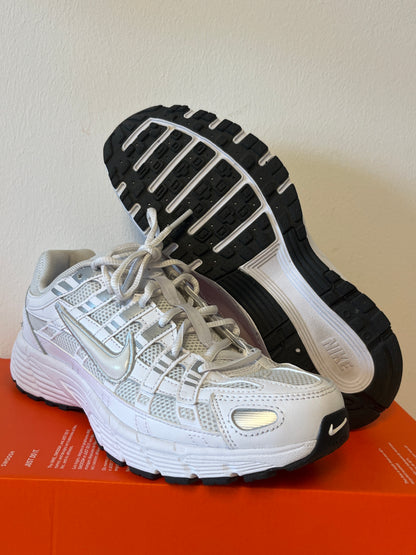 Nike P-6000 in weiß/silber, Größe 39