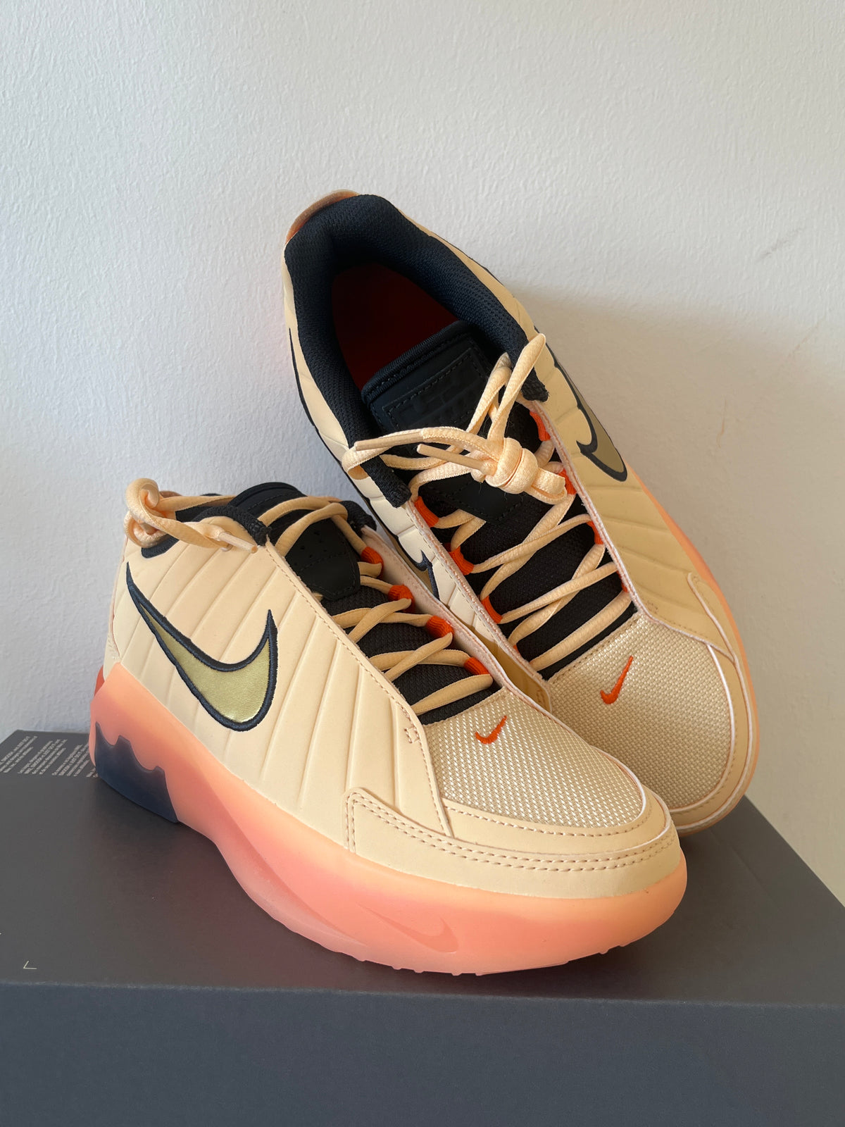 Nike Lebron Witness IX in orange/gold/schwarz, Größe wählbar