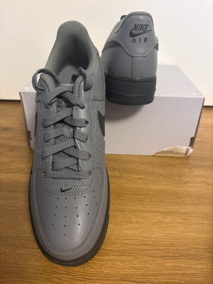 Nike Air Force 1 in verschiedenen Grautönen , Größe 39