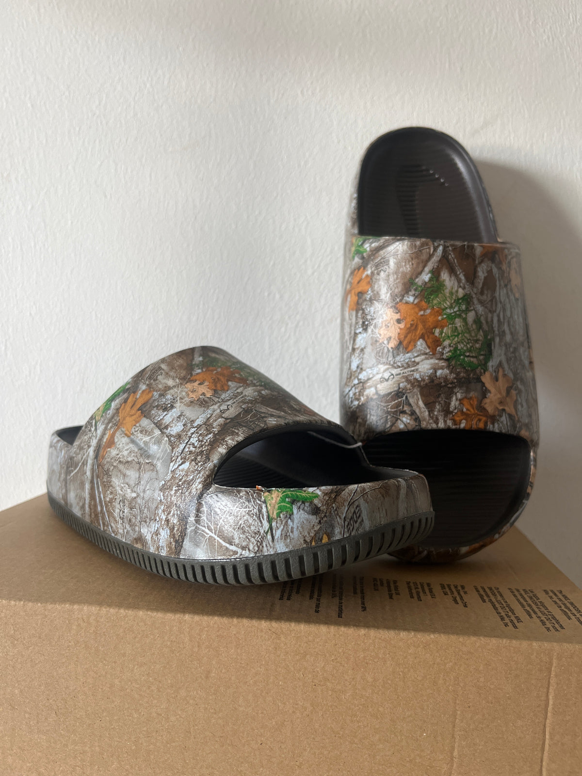 Nike Badelatschen Calm Slide, Herbst-Edition „Real Tree“ in braun/grün, Größe 38,5