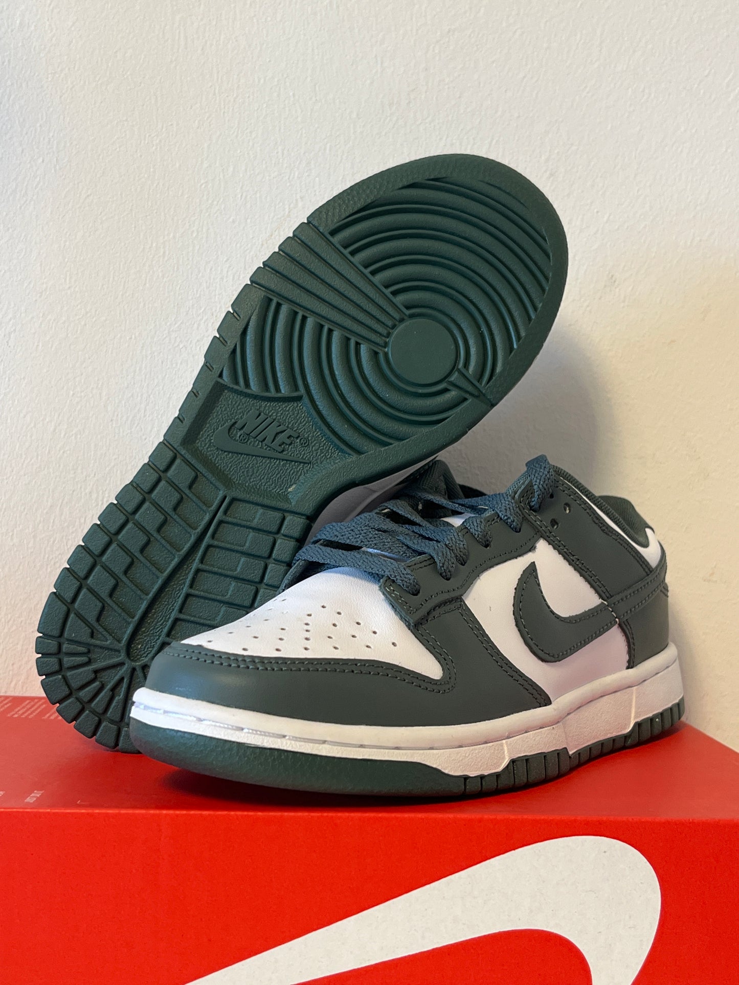 Nike Dunk low in dunkelgrün/weiß, Größe 38