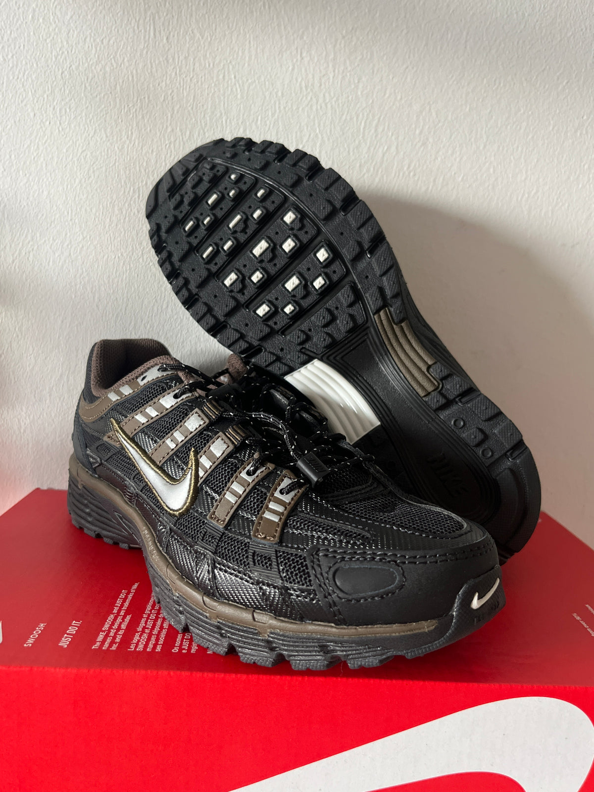 Nike P 6000 in schwarz/dunkelgrün/silber, Größe 38,5