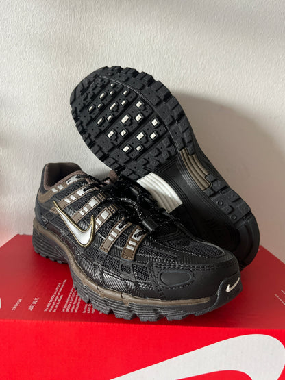 Nike P 6000 in schwarz/dunkelgrün/silber, Größe 38,5