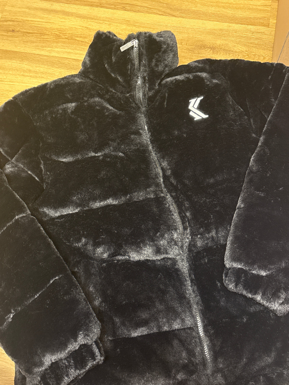 Karl Kani Winterjacke mit Fell-Optik in schwarz, Größe wählbar
