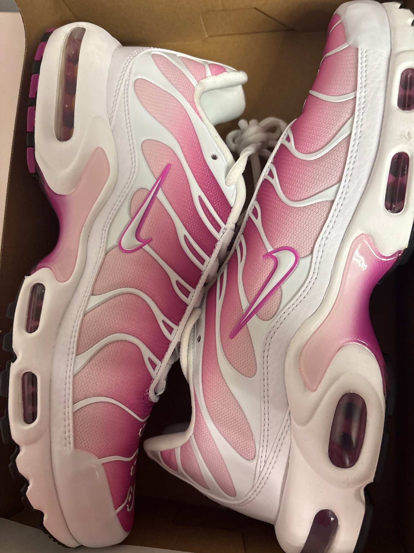 Nike Air Max Plus TN in weiss/pink, Gr. 42,5