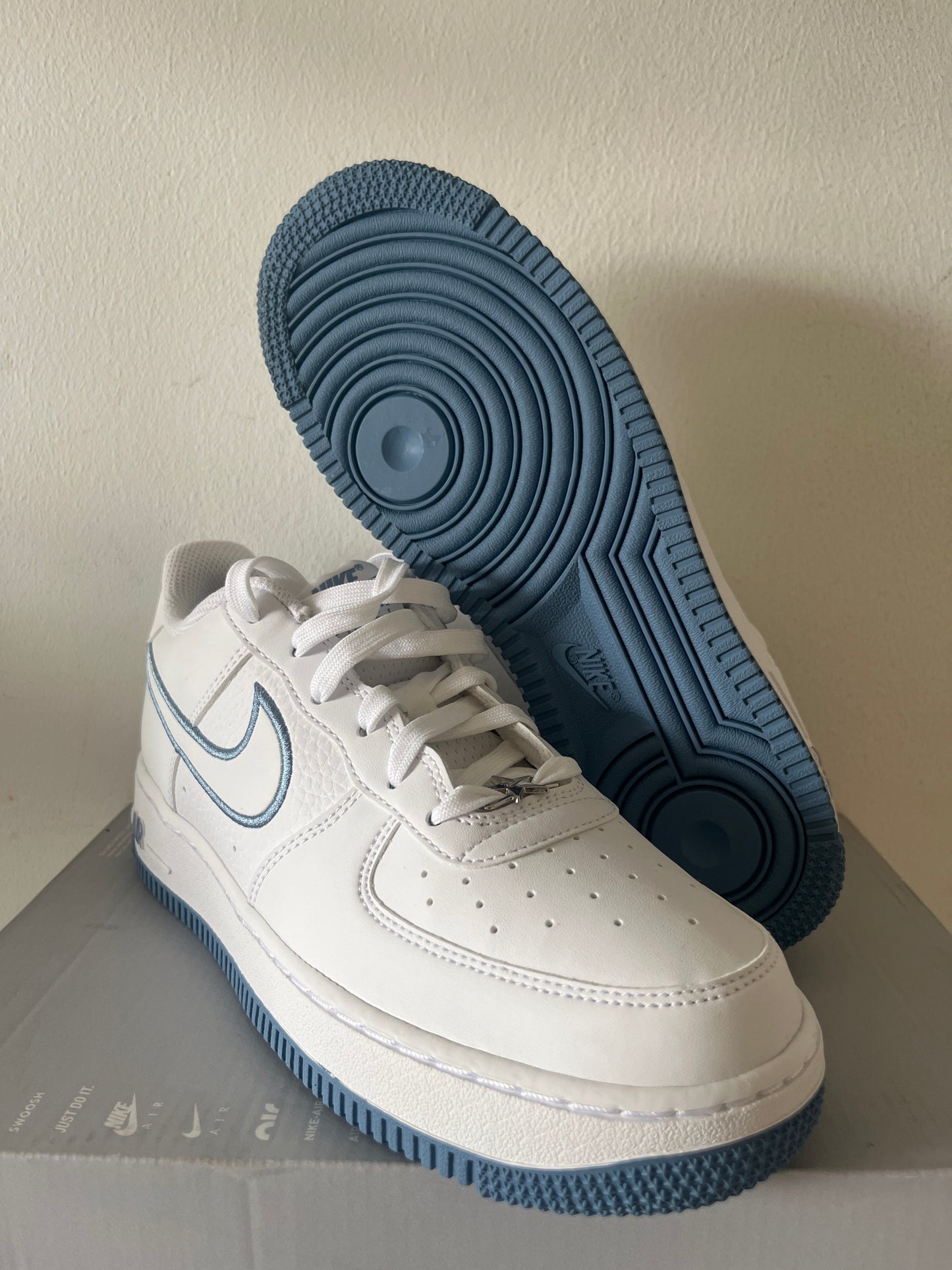 Nike Air Force 1 in weiß/blau mit Sternchen, Größe 38,5