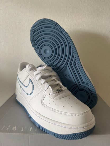 Nike Air Force 1 in weiß/blau mit Sternchen, Größe 38,5
