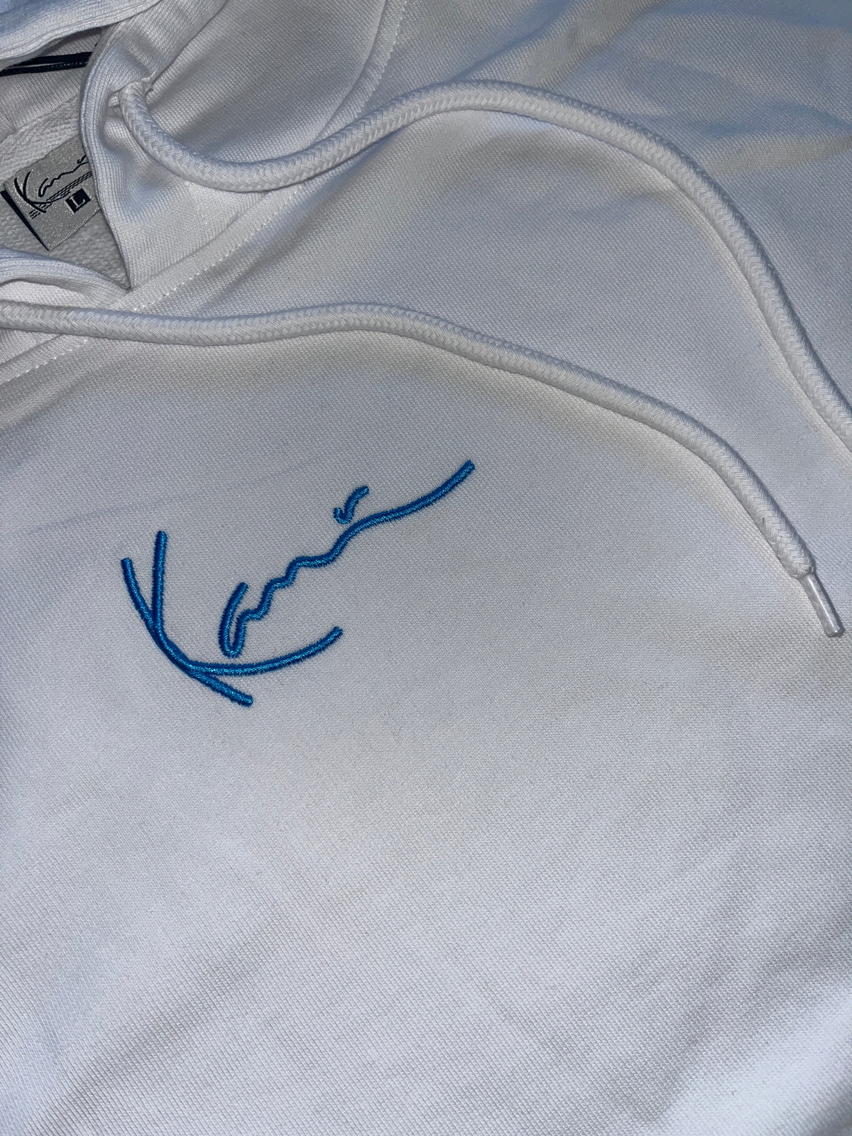 Karl Kani Hoodie in weiß mit blauem Schriftzug, Größe L