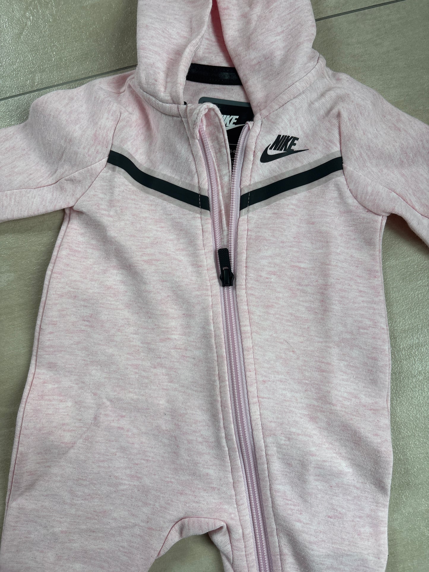 Nike Tech-Strampler für Neugeborene, Größe wählbar in rosa