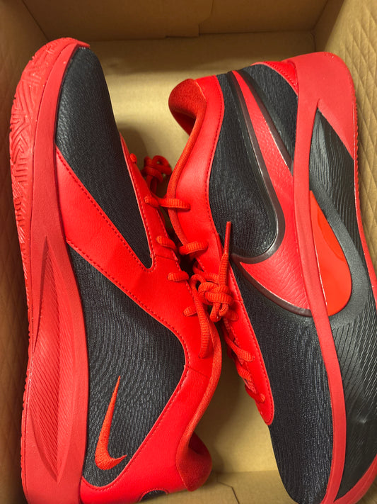 Nike Giannis Freak 6, in rot/schwarz, Größe wählbar