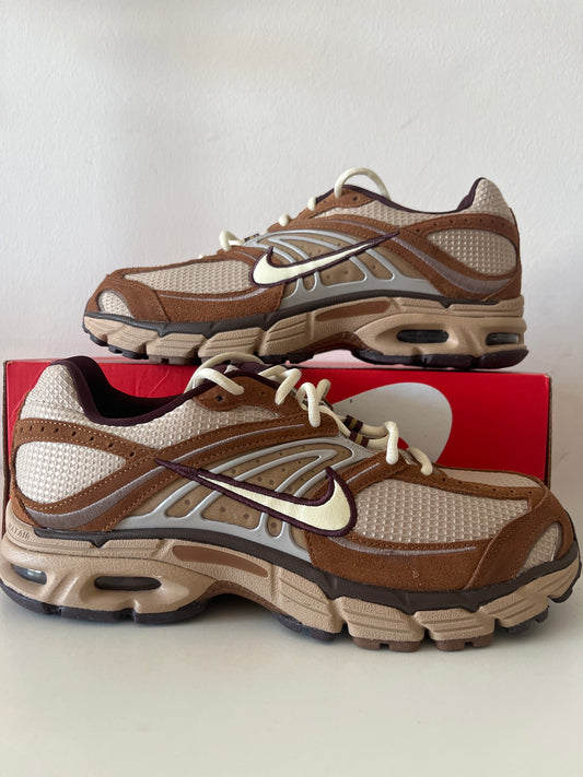 Nike Air Max Moto 2K in brauntöne/creme mit Brombeere Details, Größe 44